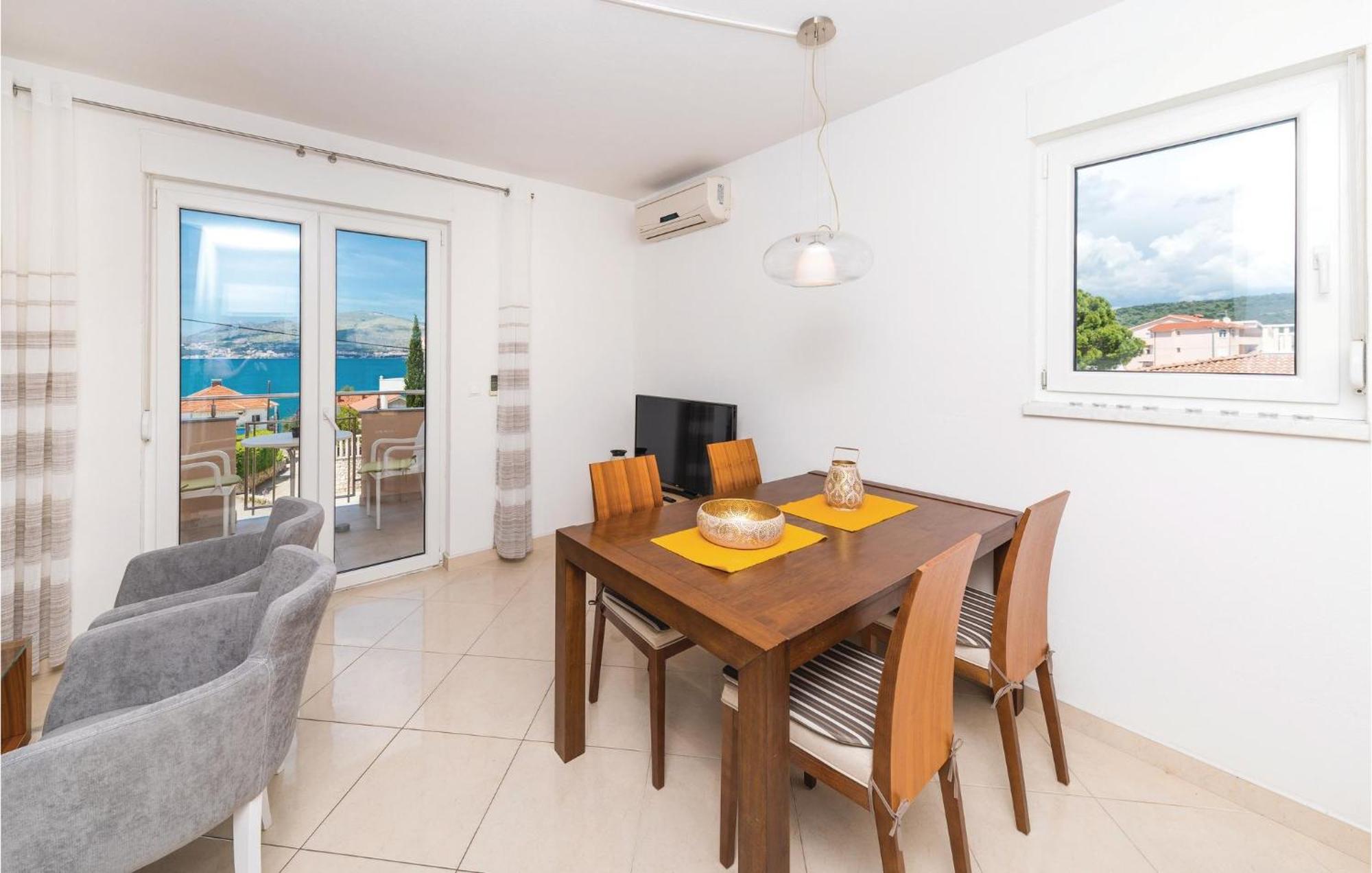 טרוגיר 1 Bedroom Stunning Apartment In Okrug Gornji מראה חיצוני תמונה