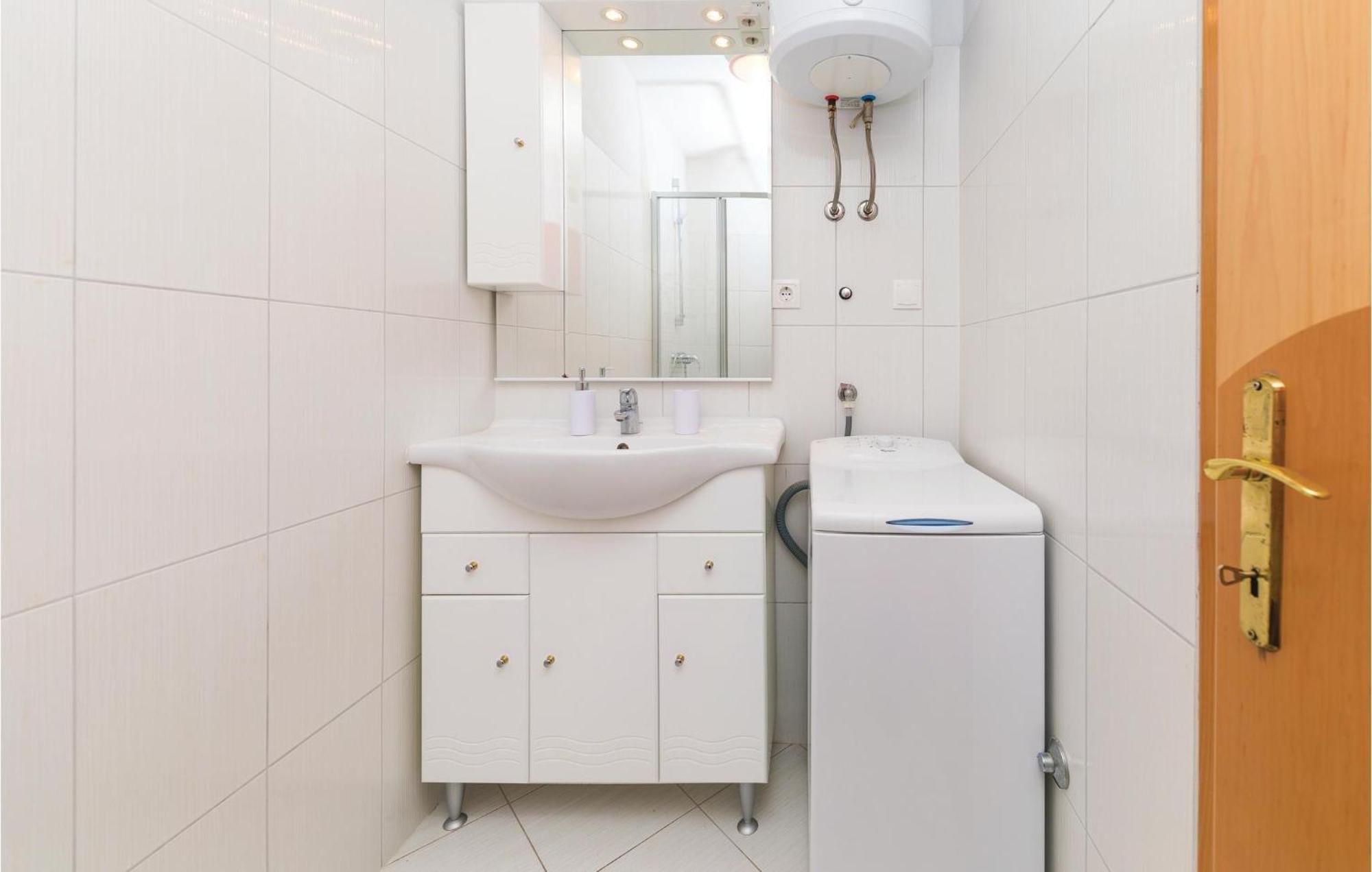 טרוגיר 1 Bedroom Stunning Apartment In Okrug Gornji מראה חיצוני תמונה